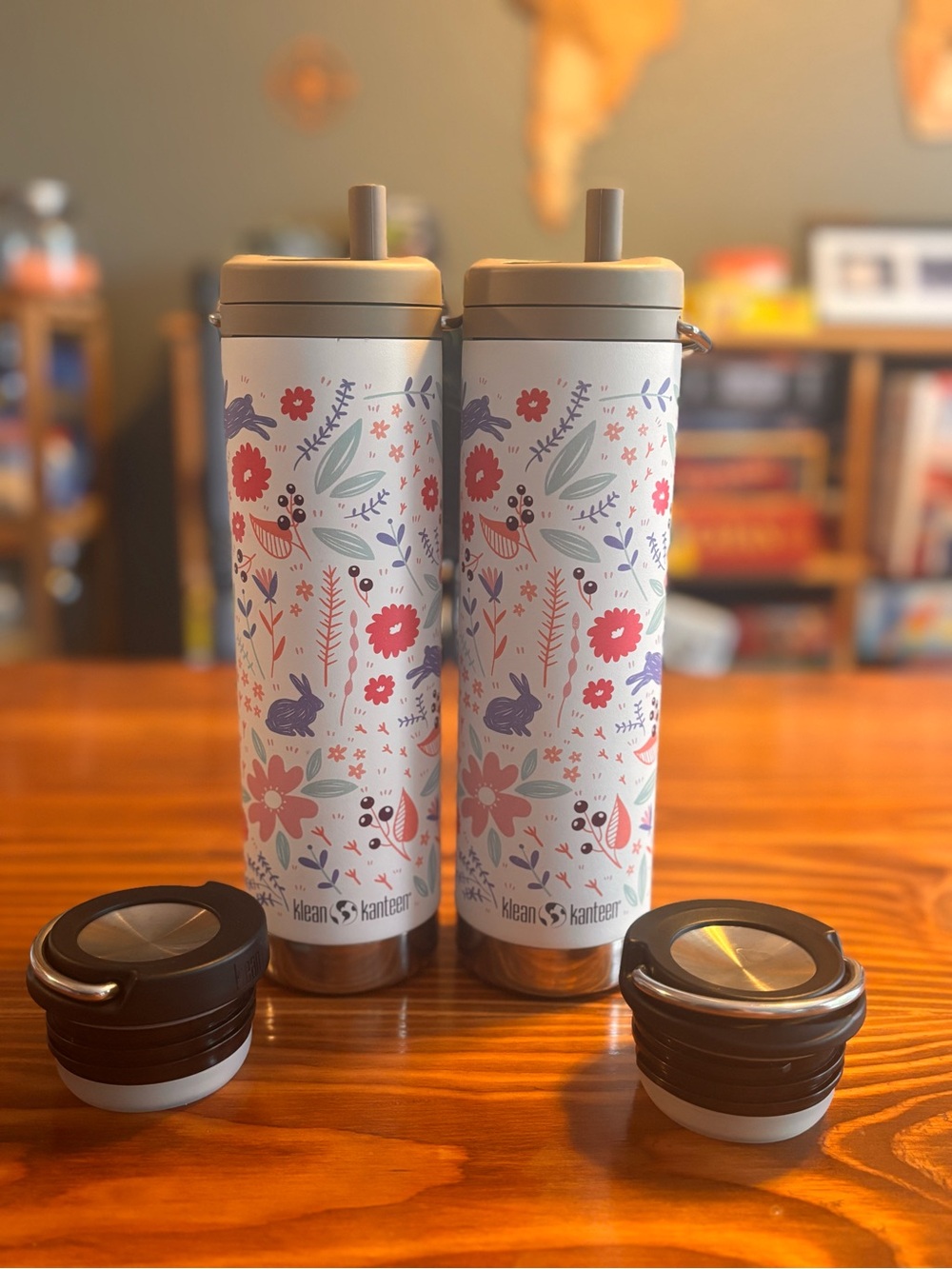Set of two 20oz Kleen Canteen insulated water bottles with extra lids